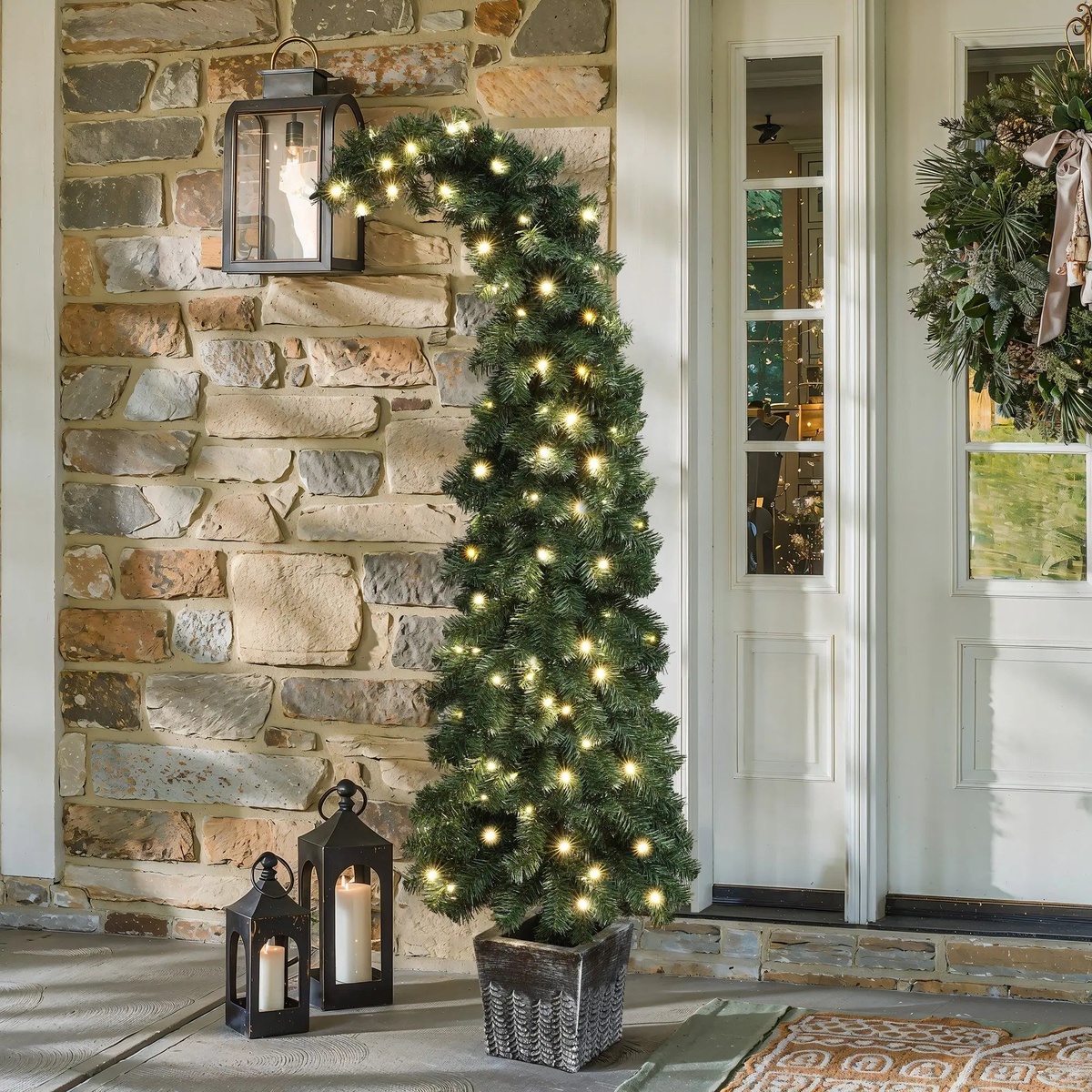 Tannenbaum und zwei Laternen schmücken den Hauseingang