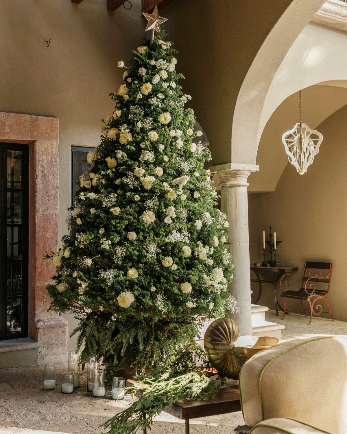 ein schön dekorierter Tannenbaum auf der Veranda