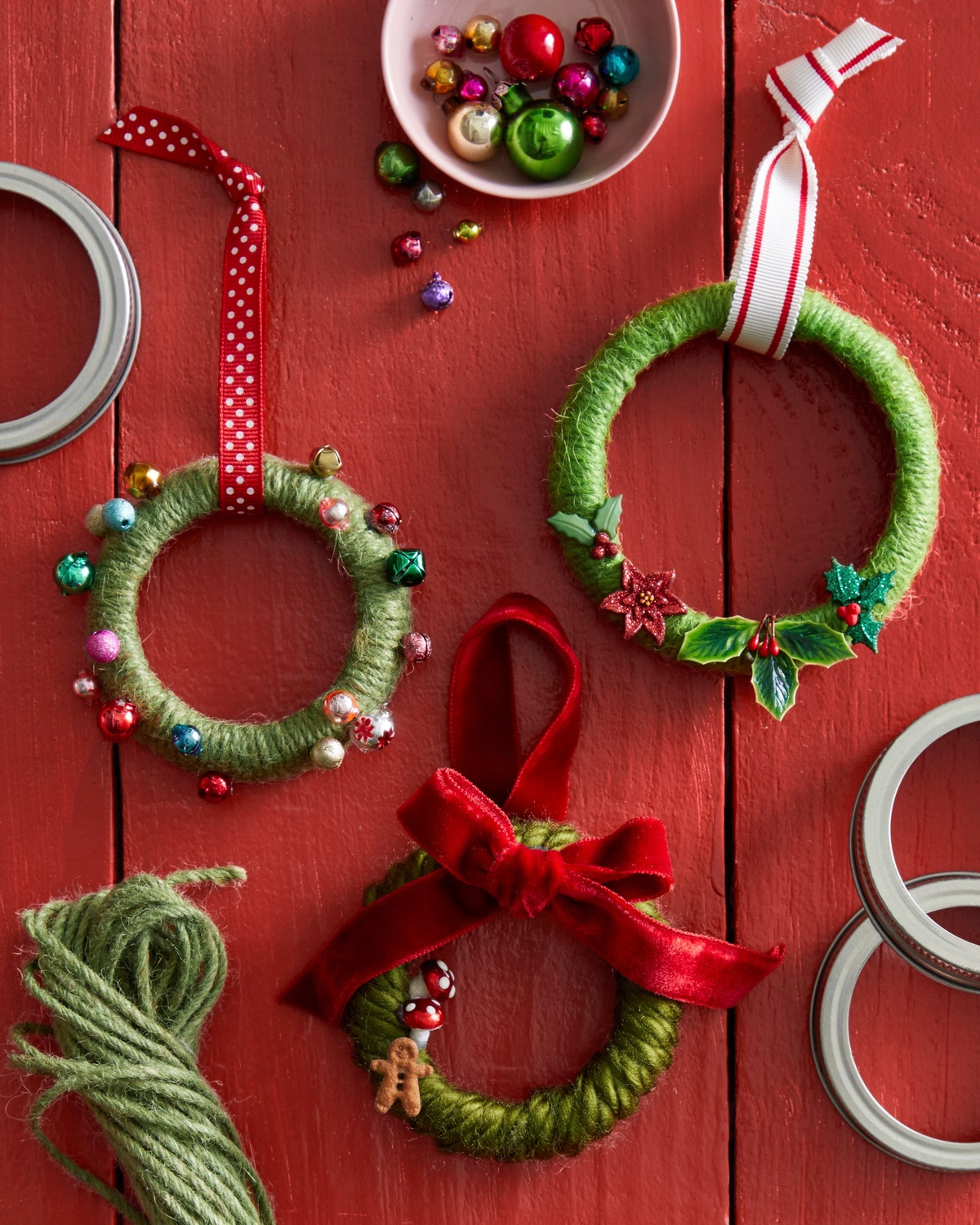 Ringe mit Wolle umwickelt als Christbaumschmuck 