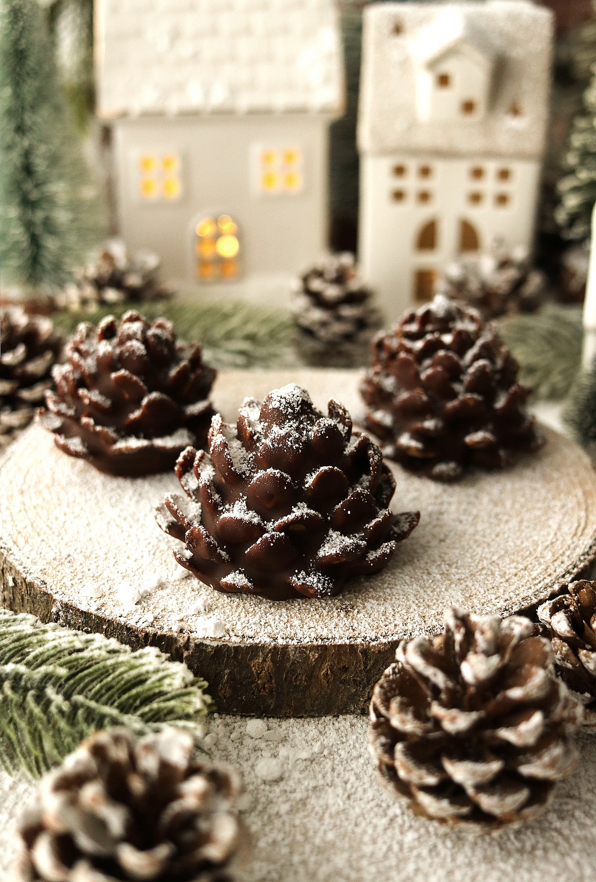 Tannenzapfen im Zentrum der DIY-Dekoration