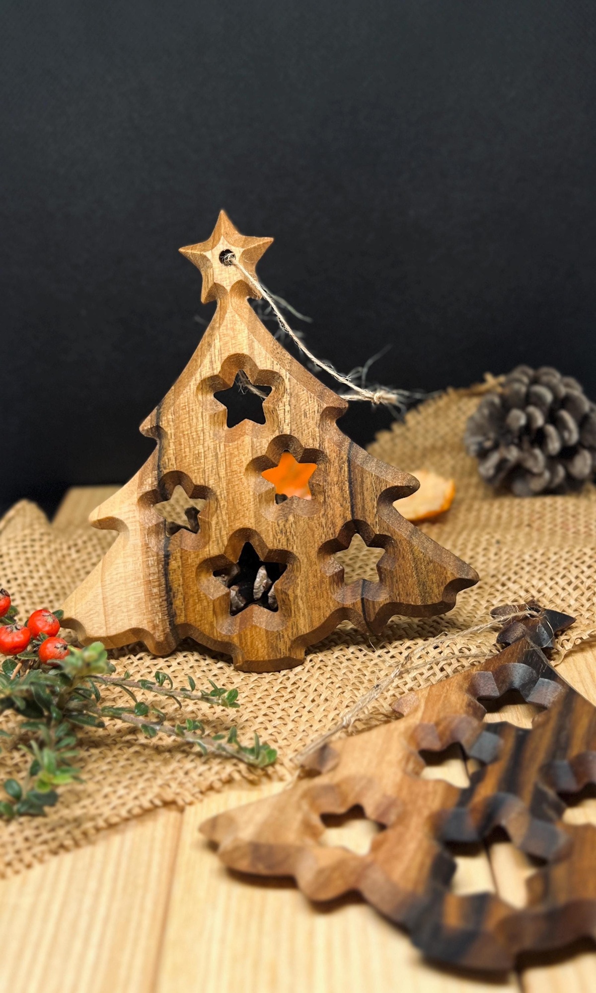 kleine Tannenbäume aus Holz als Anhänger