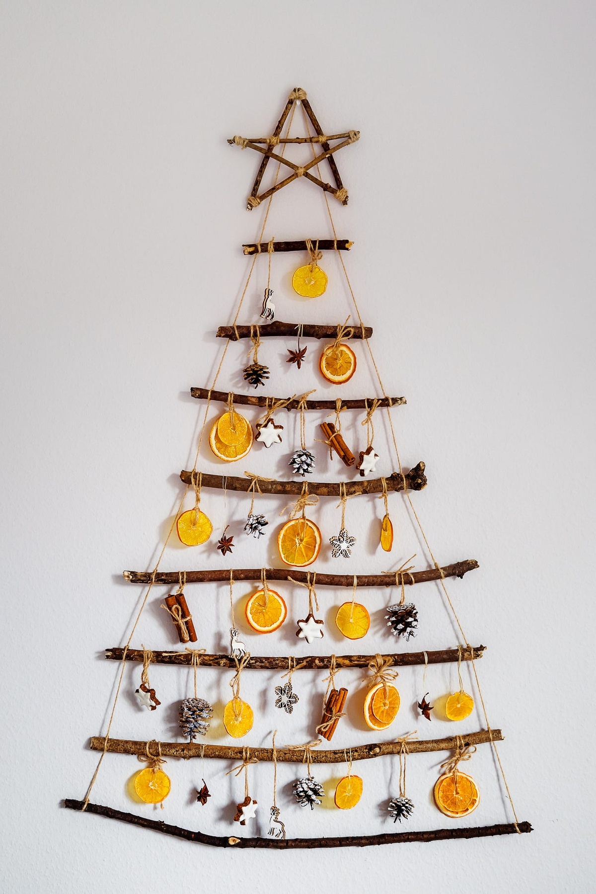 selbstgemachter Weihnachtsbaum an der Wand mit Zitrusscheiben dekoriert