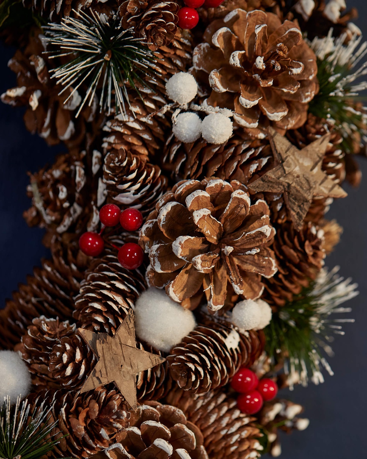 schöne Weihnachtsdeko aus Naturmaterialien als Schmuck zu Hause