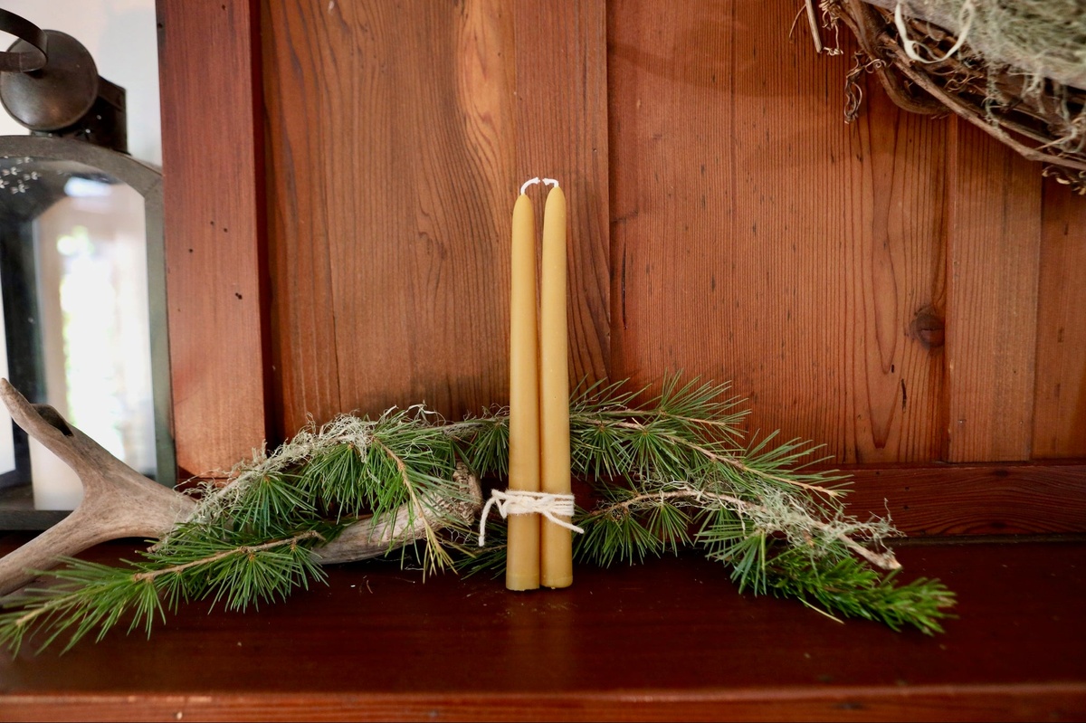 zwei Kerzen und etwas Tannengrün - das ist alles
