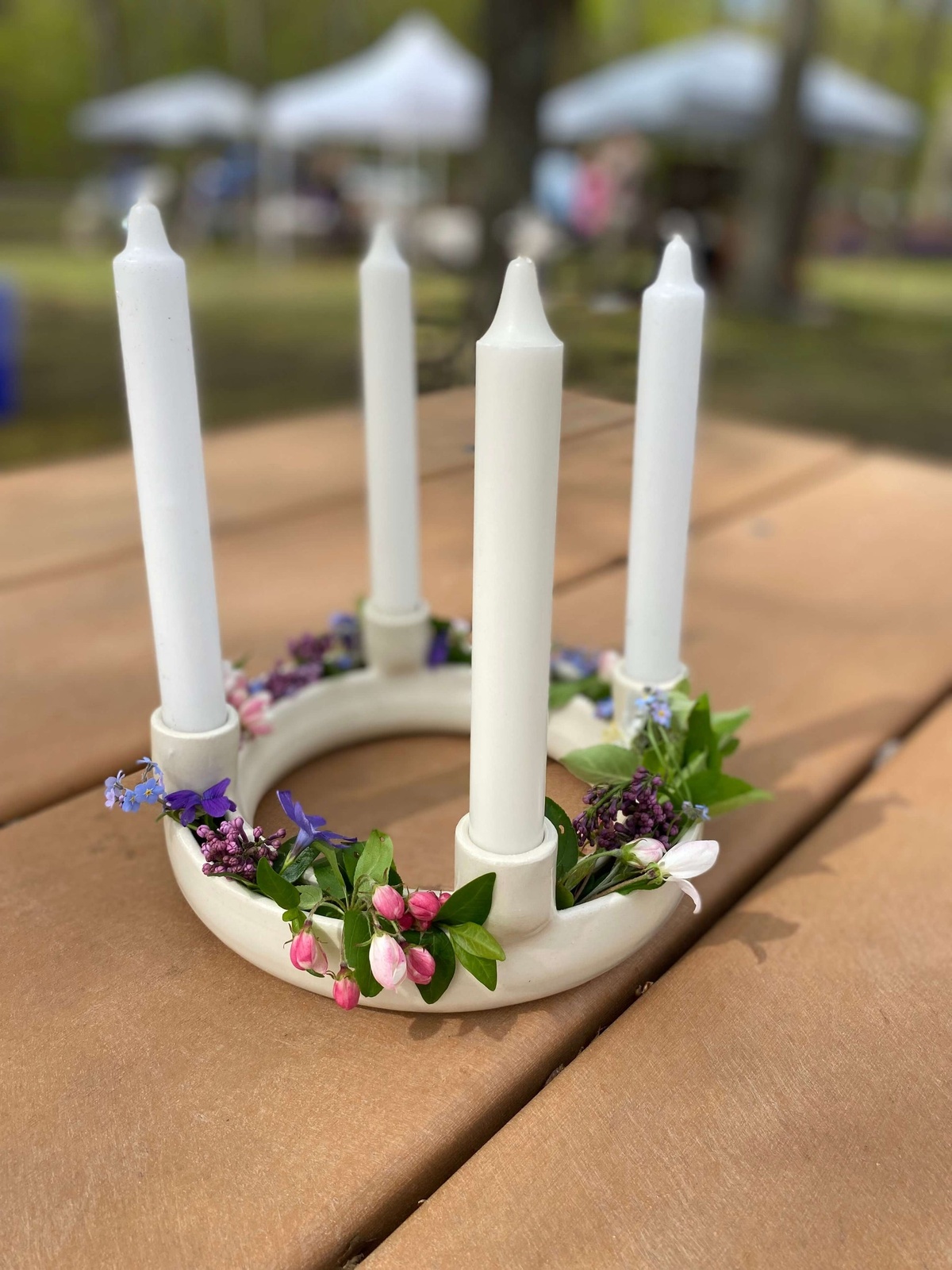 einfaches Design ganz in Weiß mit ein paar Blüten erfrischt 