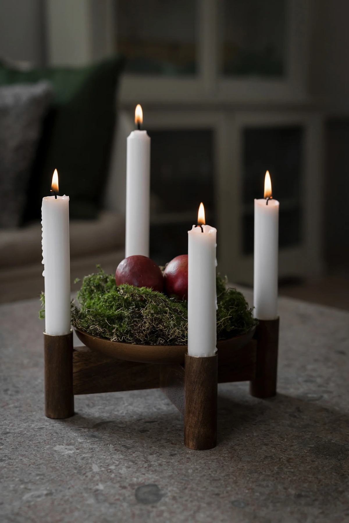 Kerzenständer aus Holz mit passender deko in der Mitte