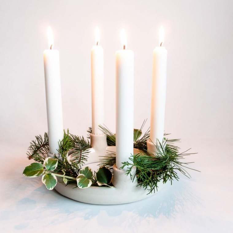 minimalistischer Adventskranz mit Tannengrün und vier weißen Kerzen