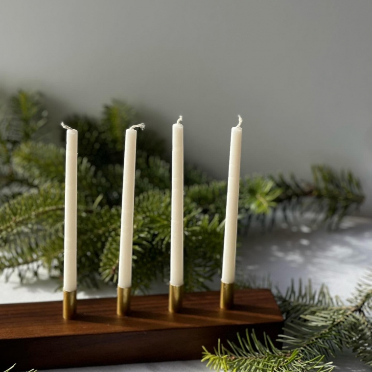 minimalistischer Adventskranz - vier Kerzen in gerader Linie
