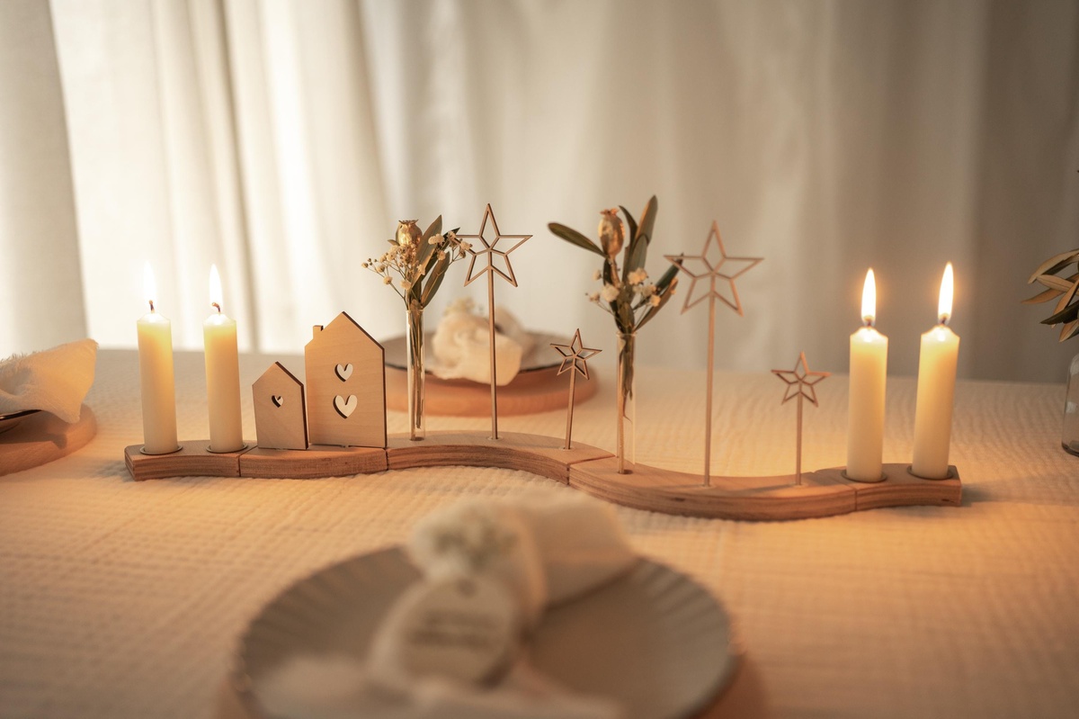 kreatives minimalistisches Design eines Adventskranzes