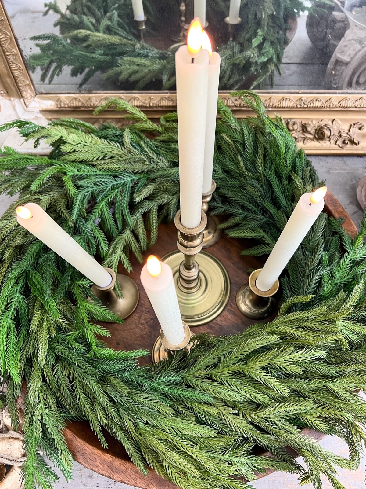 weiße Kerzen mit üppigem Tannengrün 