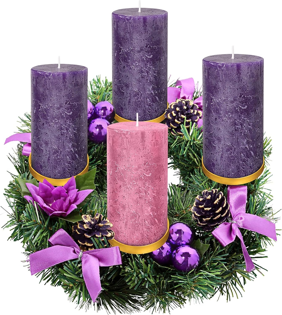traditioneller Adventskranz mit Tannengrün und lila Kerzen 