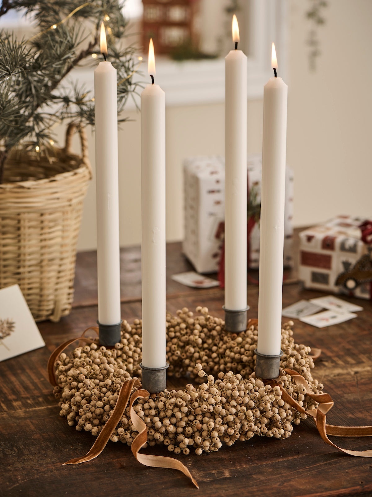 interessantes minimalistisches Arrangement aus Naturmaterialien 