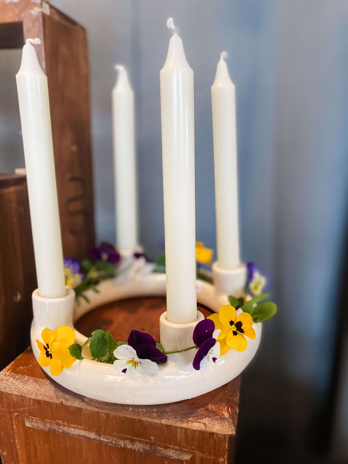 einfacher minimalistischer Kranz mit bunten Blüten dekoriert