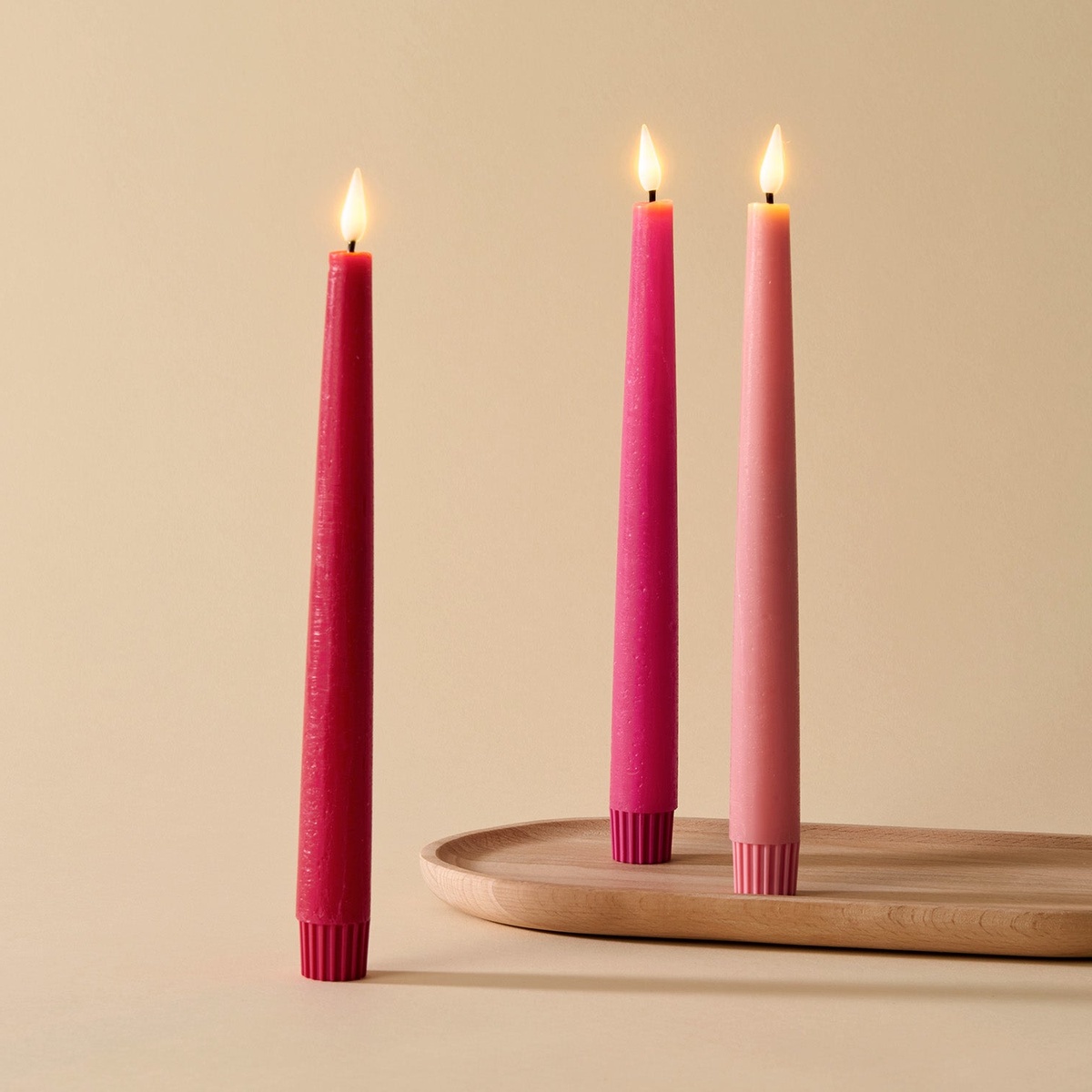 weniger ist mehr - drei rote Kerzen auf Holzgestell
