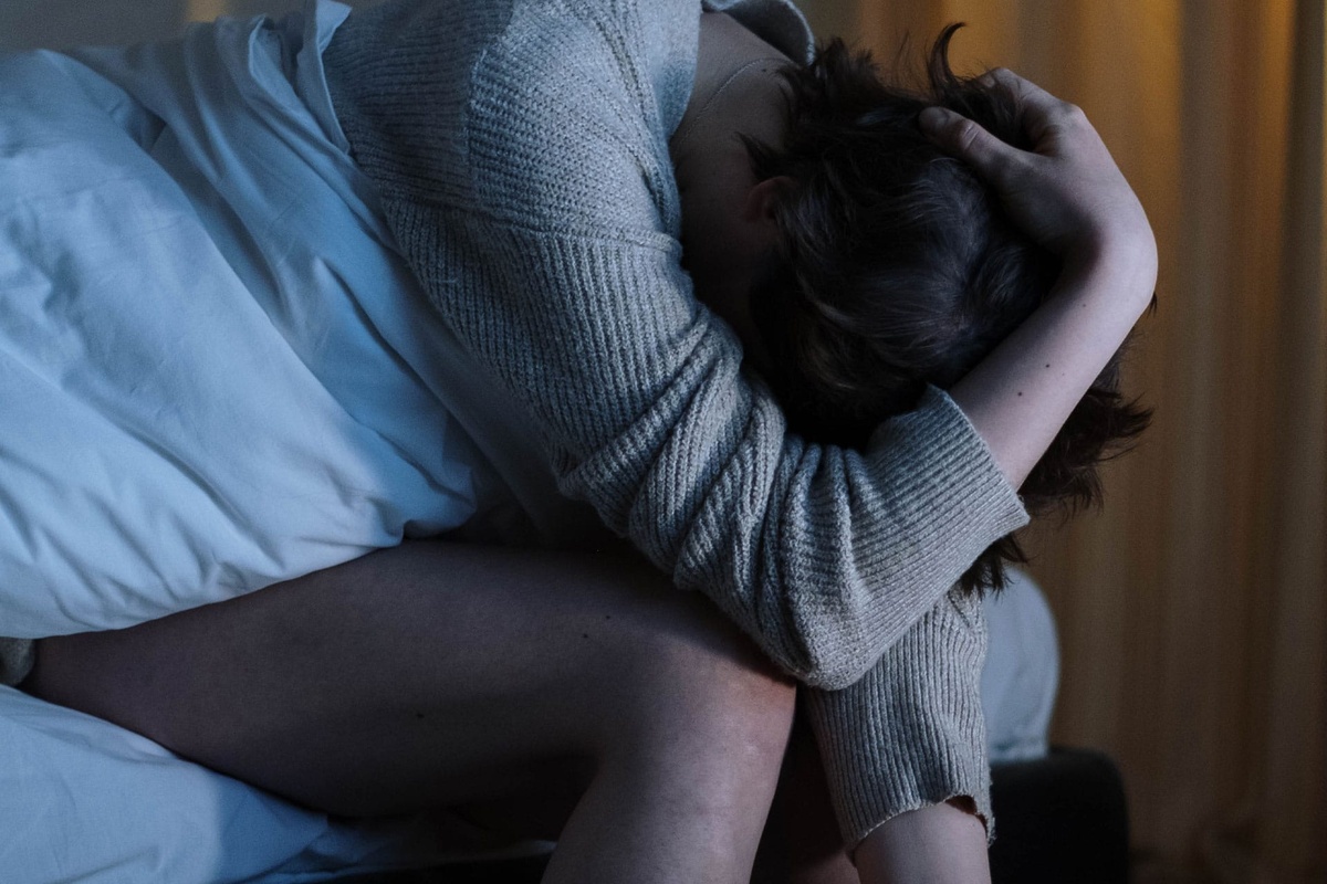 junge Frau - ohne Schlaf aber mit Kopfschmerzen