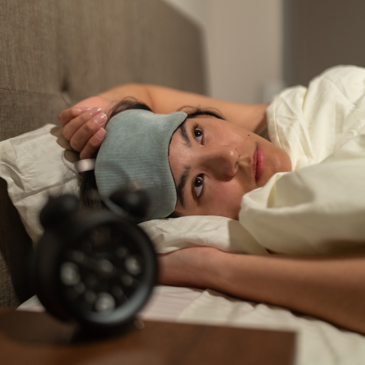 junge Frau kann nicht einschlafen