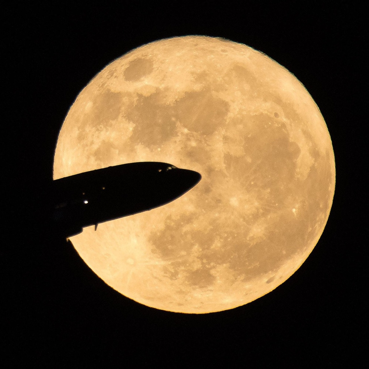 seltenes Bild - Flugzeug im Himmel und Supermond im Hintergrund