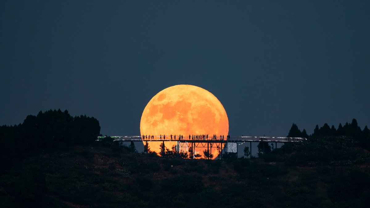 viele Leute beobachten den größten Vollmond des Jahres