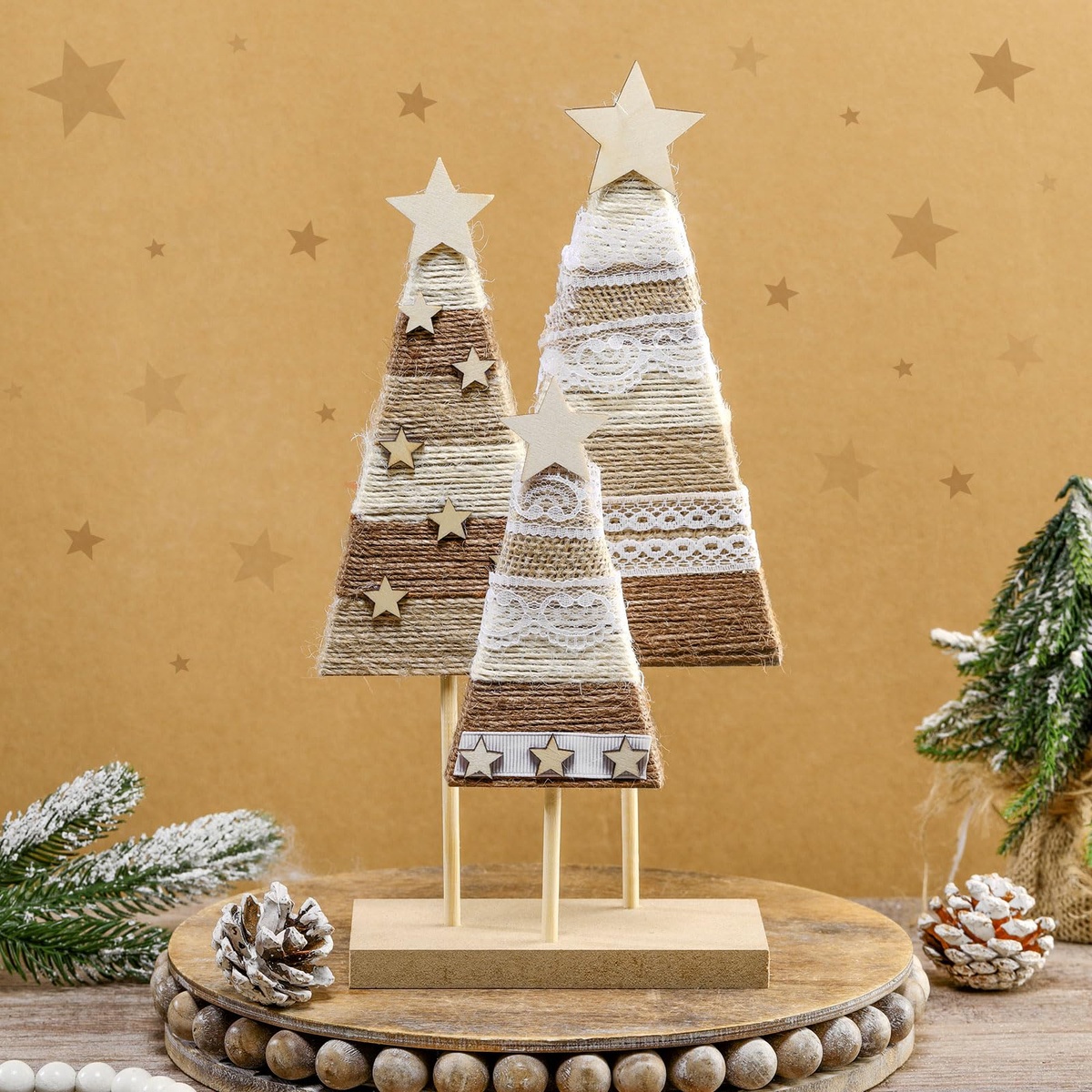 drei Tannen aus Holz auf einer Holzscheibe