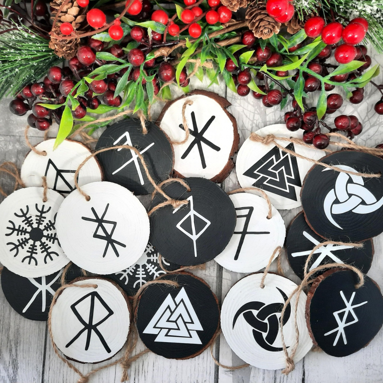 bemalte Anhänger aus Holzscheiben für den Tannenbaum