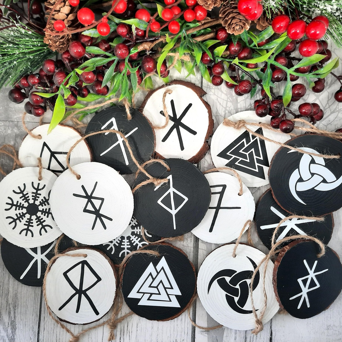 bemalte Anhänger aus Holzscheiben für den Tannenbaum