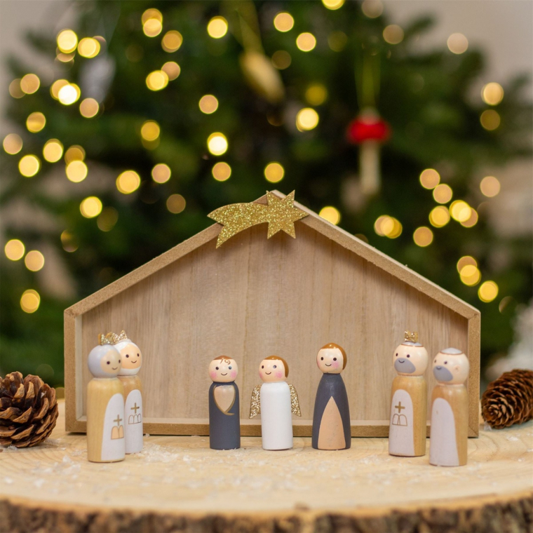 Weihnachtsdeko aus Holz mit kleinen Holzfiguren