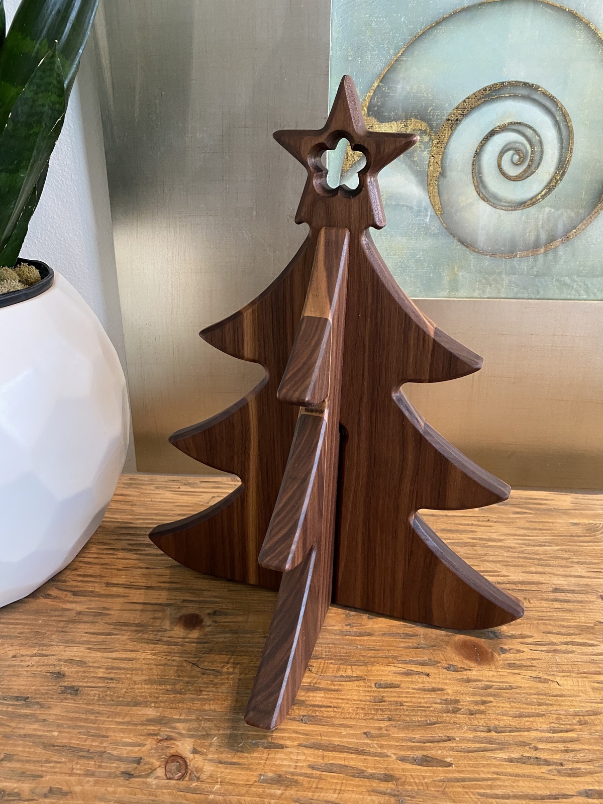 kleine Holztanne als Weihnachtsdeko im rustikalen Stil