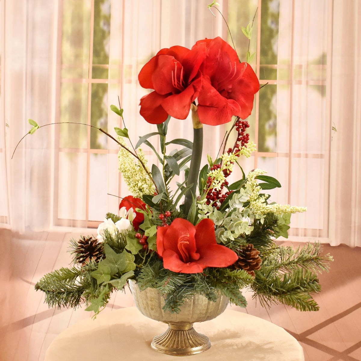 Amaryllis als Teil der Weihnachtsdeko zu Hause