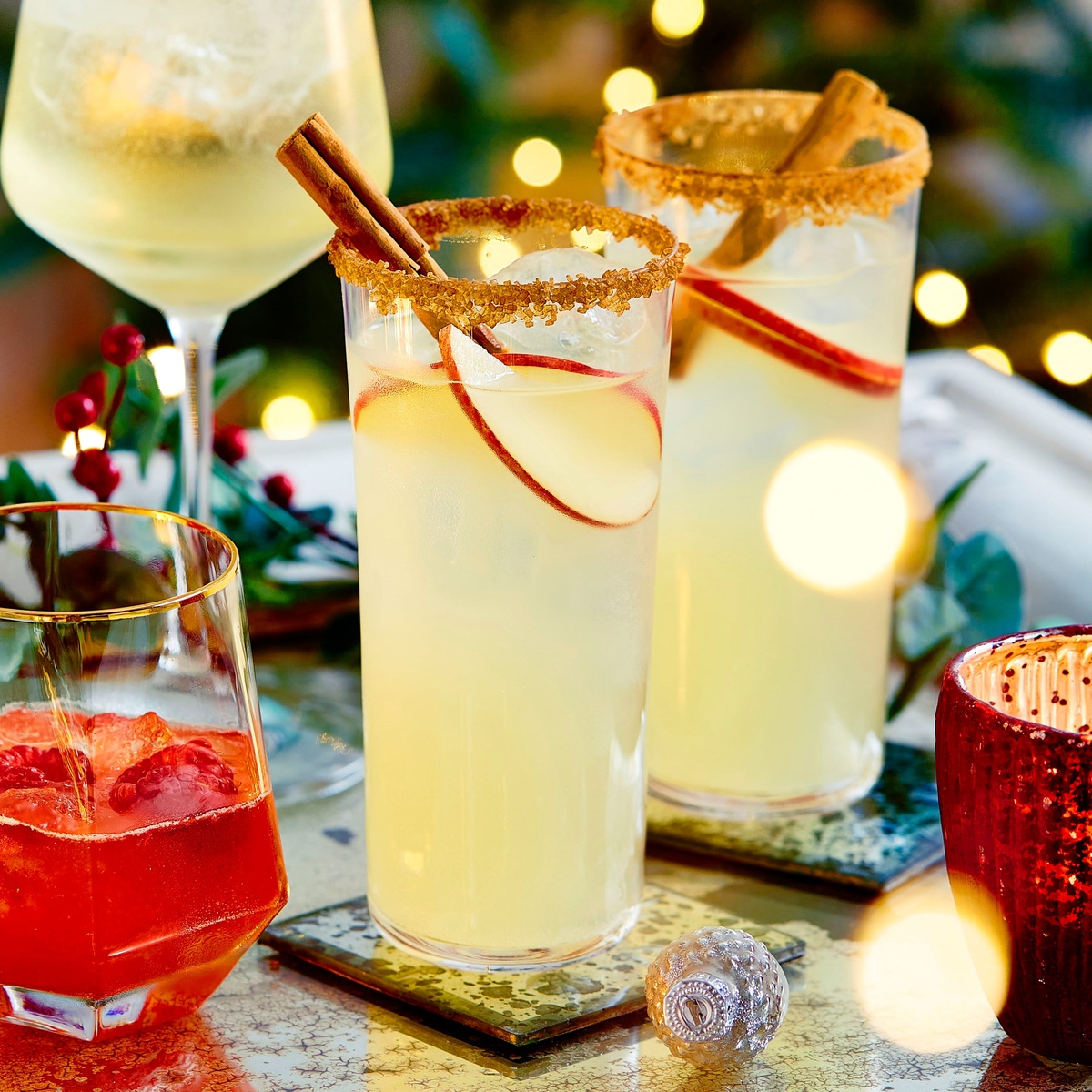 zwei alkoholfreie Weihnachtscocktails in hohen Gläsern