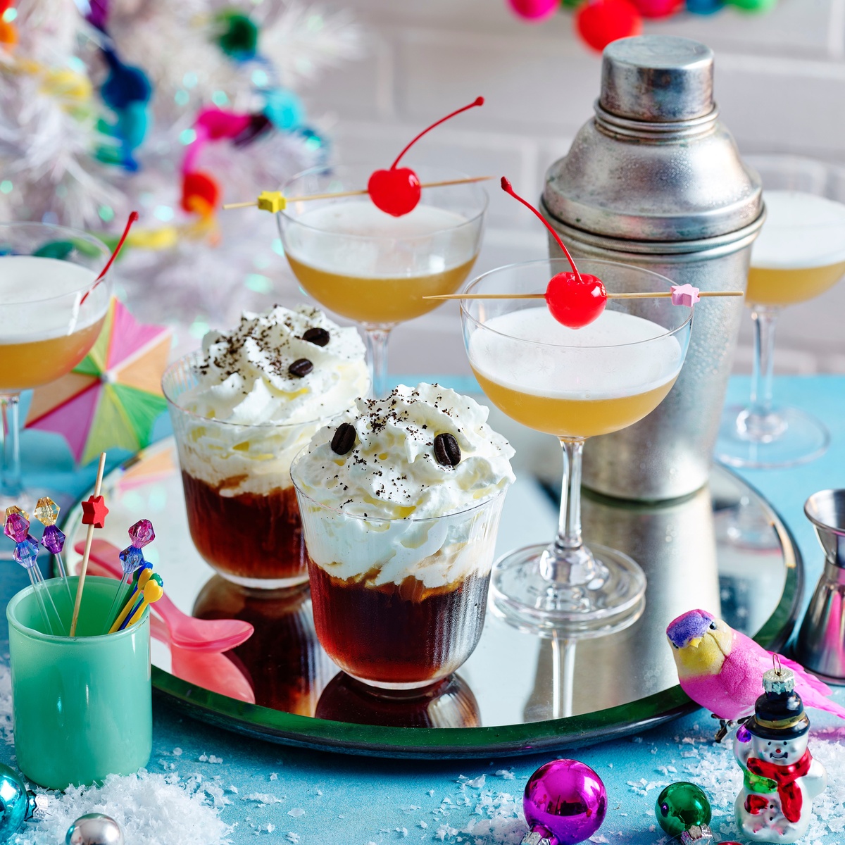 verschiedene Drinks zu Weihnachten zu genießen