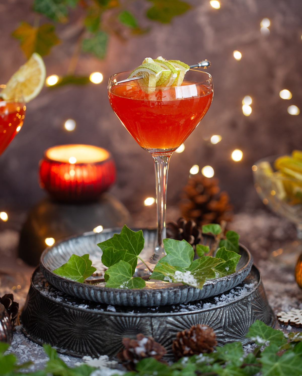 ein Weihnachtscocktail toll dekoriert mit Zitronenscheiben