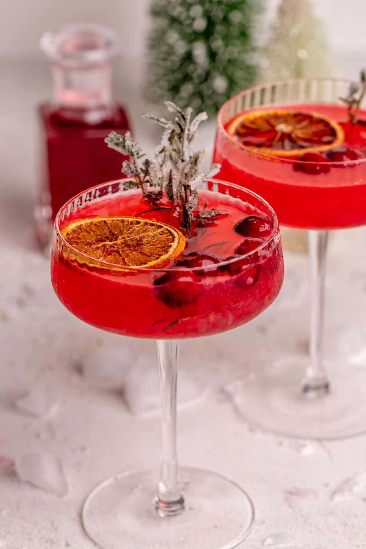 zwei Cocktails weihnachtlich garniert