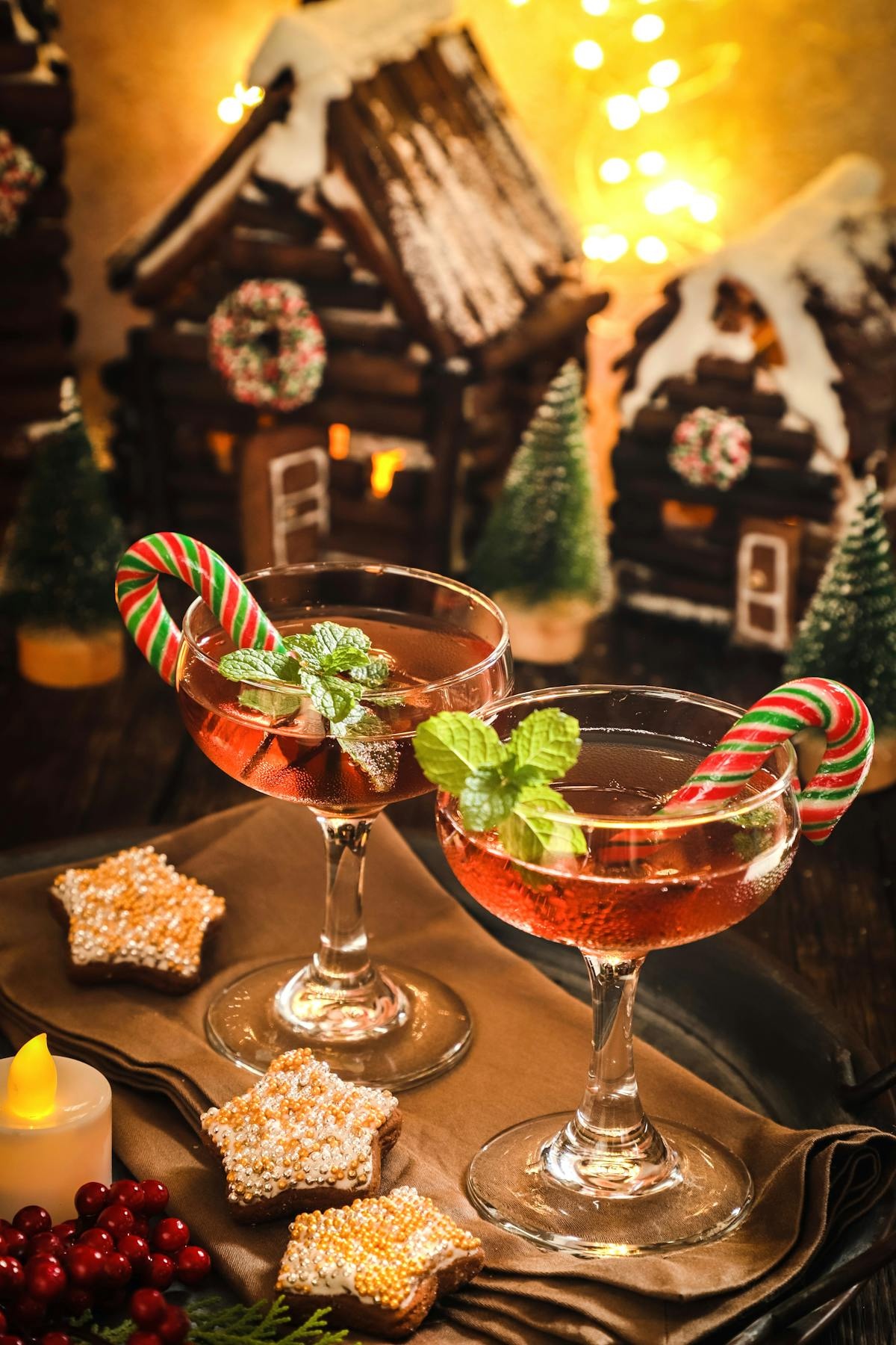 .zwei Weihnachtscocktails mit Zuckerstangen und Minzblättern dekoriert