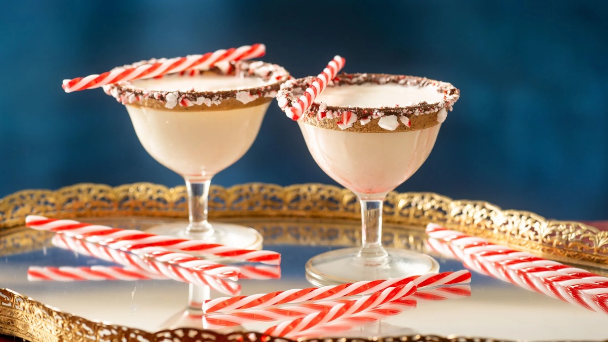 zwei Weihnachtscocktails mit Zuckerstangen dekoriert