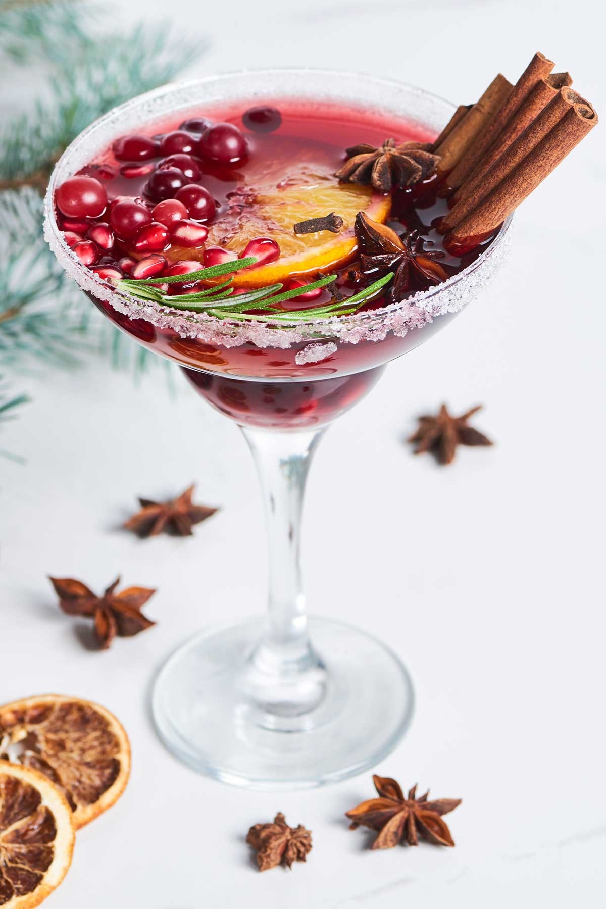 Weihnachtsdrink toll garniert mit Zimtstangen und Cranberrys