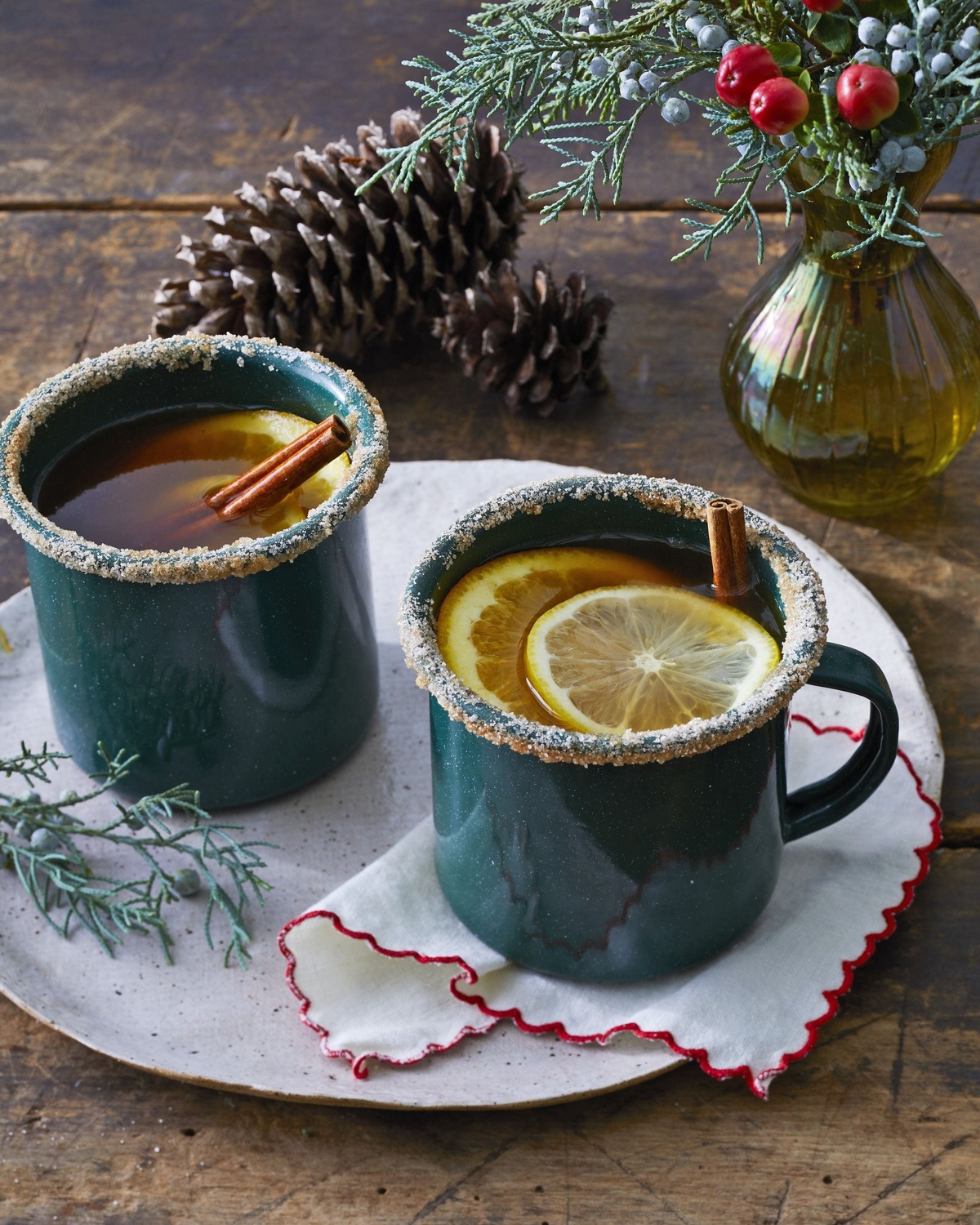 deutscher Glühwein mit Zitronenscheiben und Zimtstangen