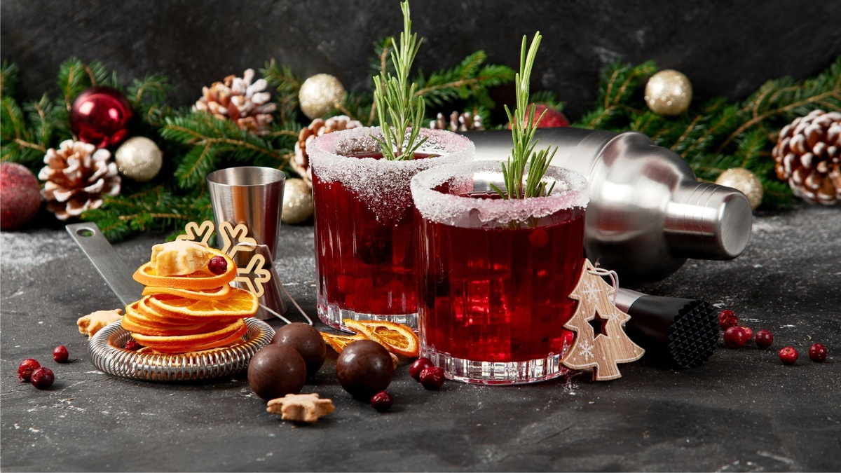 zwei alkoholfreie Weihnachtscocktails mit Rosmarin garniert