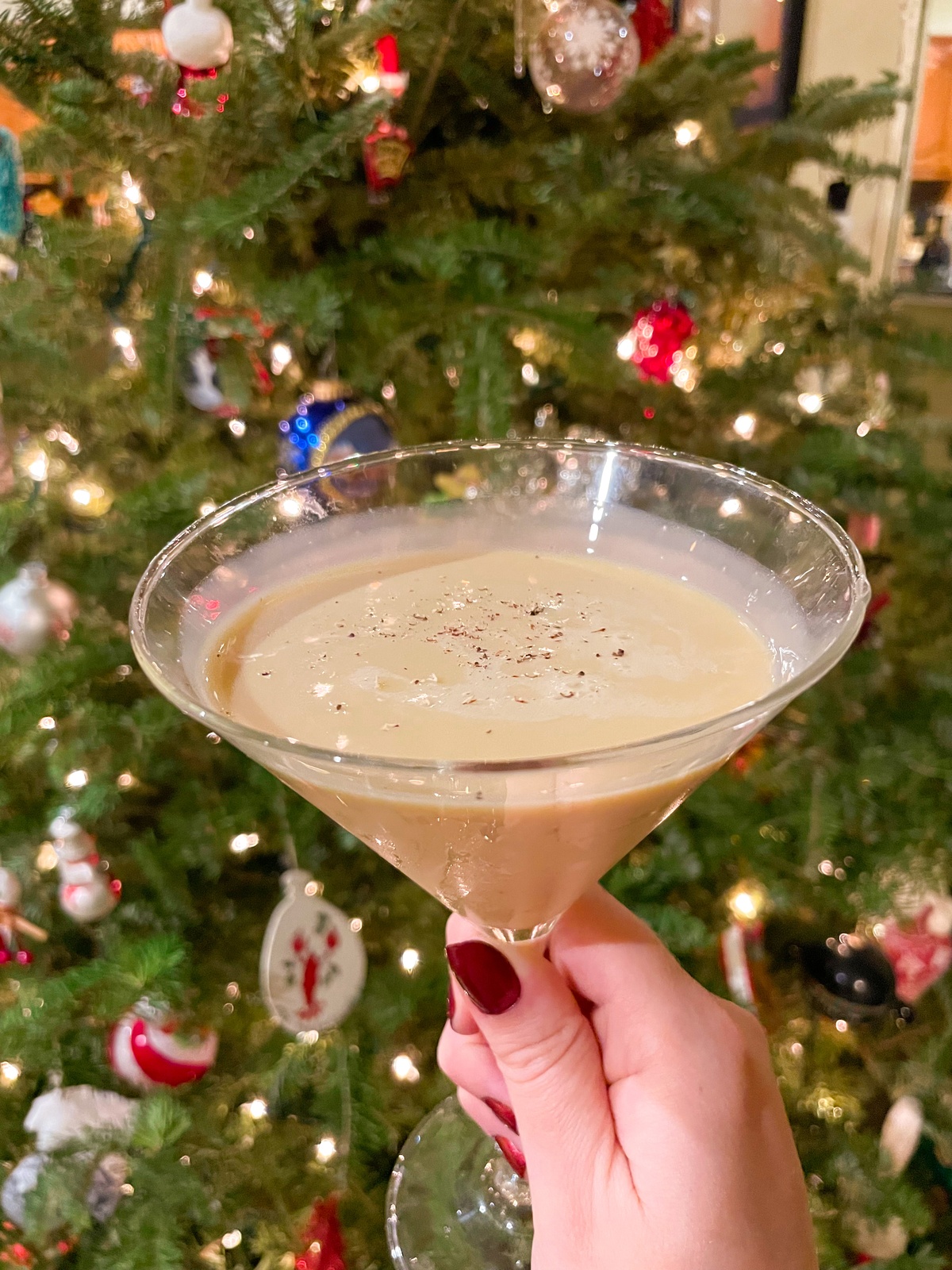 anstoßen mit einem Weihnachtscocktail