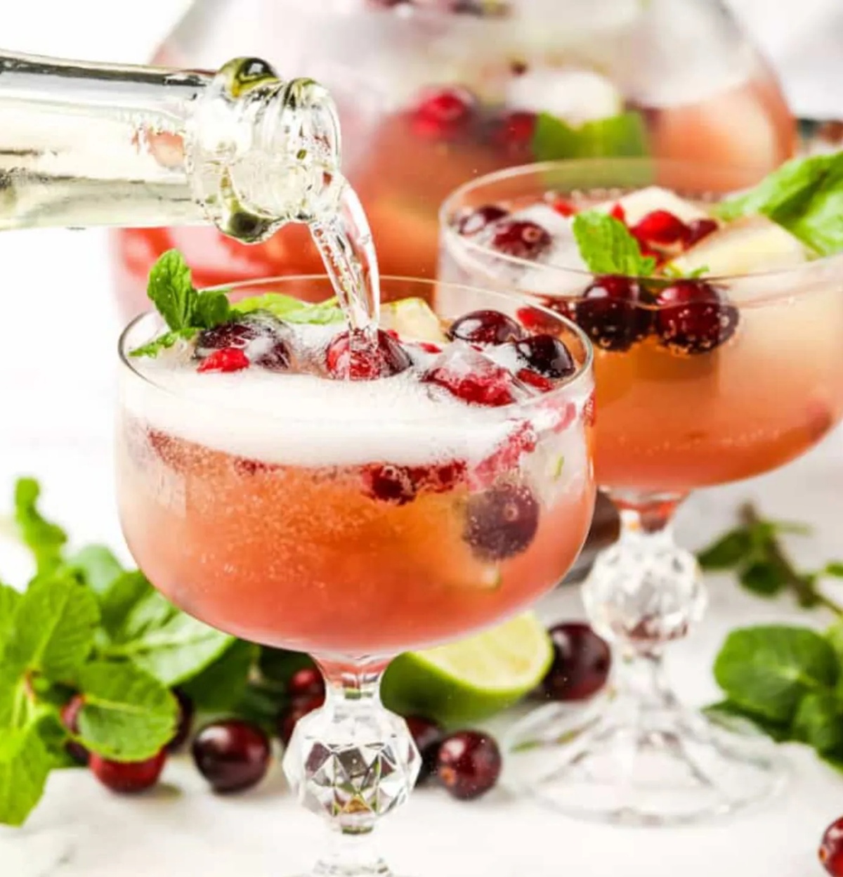 Ein Mix von Getränken mit Früchten garniert