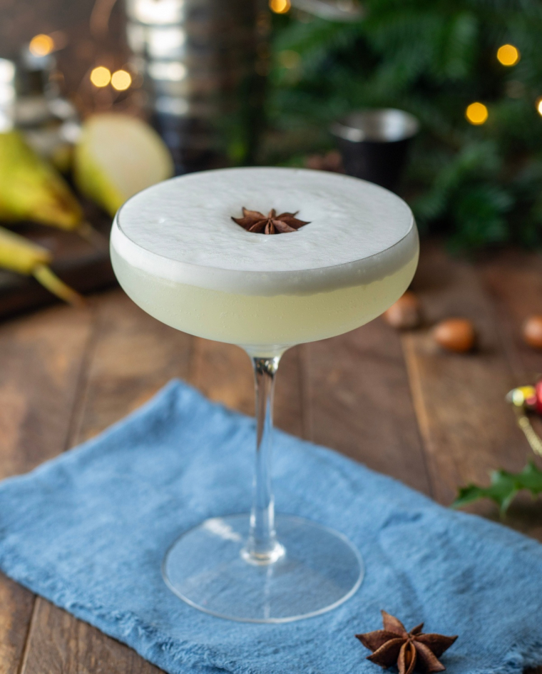 ein Weihnachtscocktail mit Alkohol und Sahnenschicht darauf