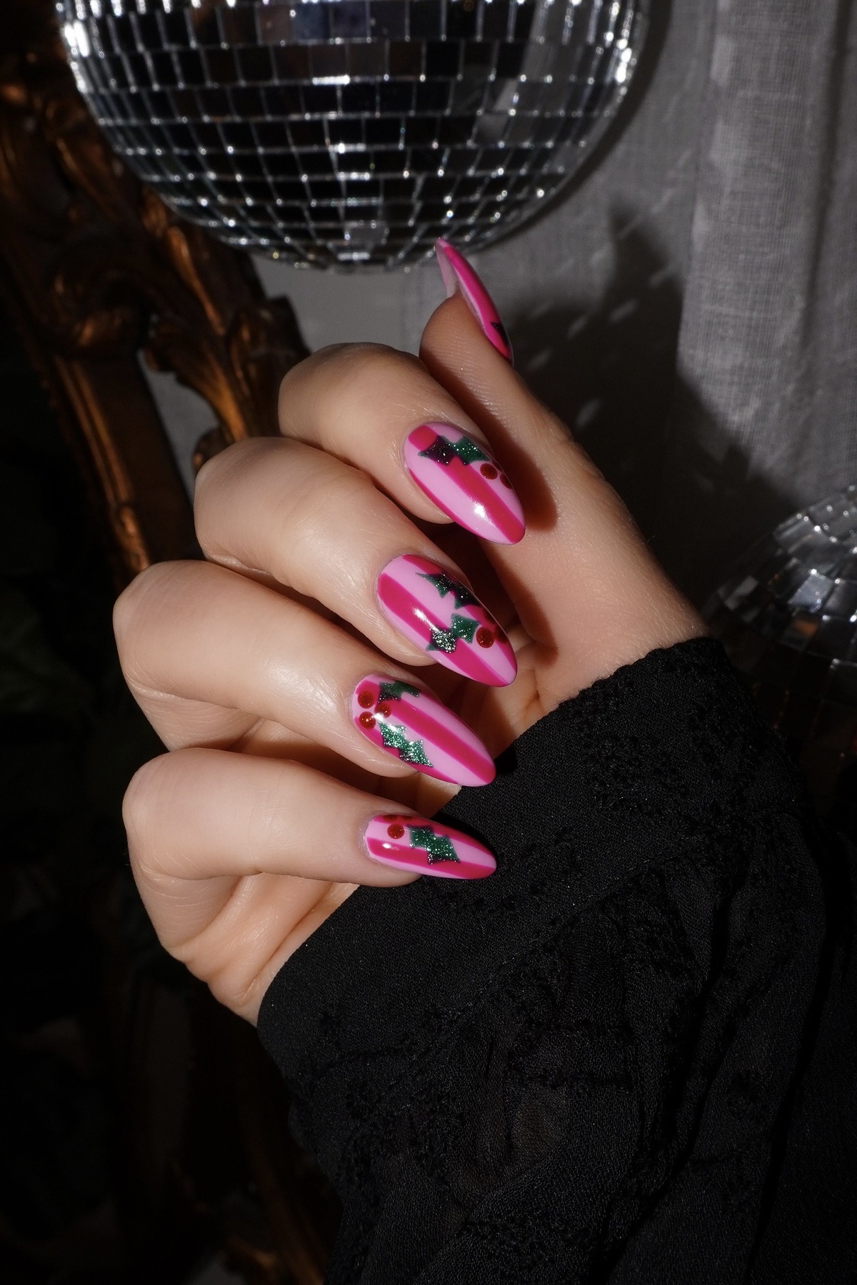 rosa Maniküre in Streifen mit Ornamenten 