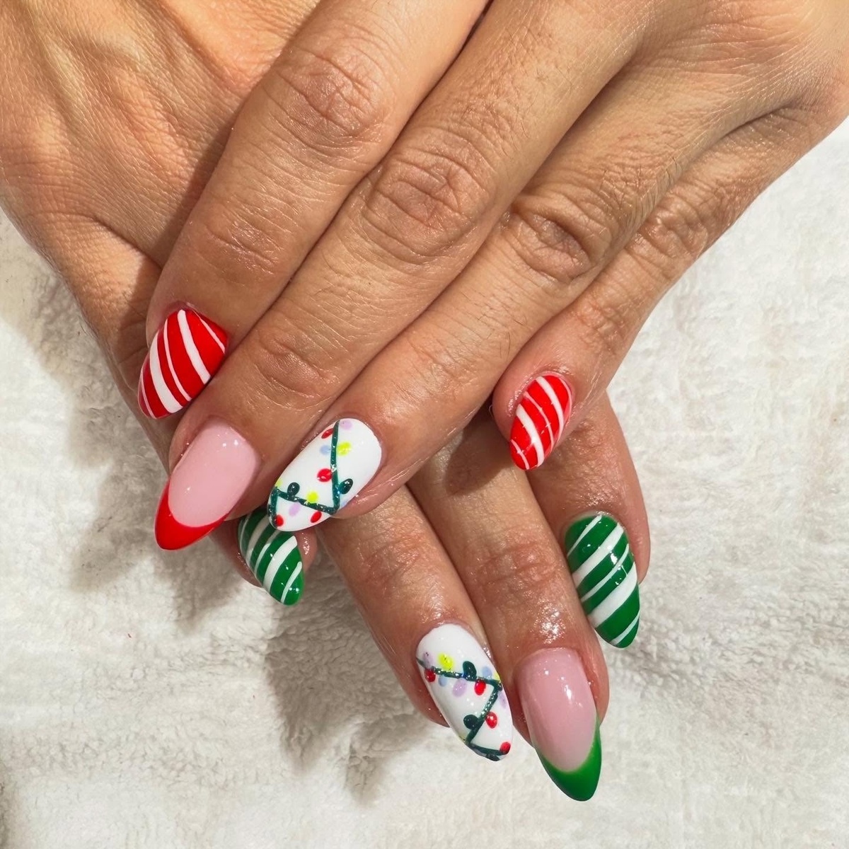 Rot, Grün und Weiß auf Christmas Naials kombinieren 