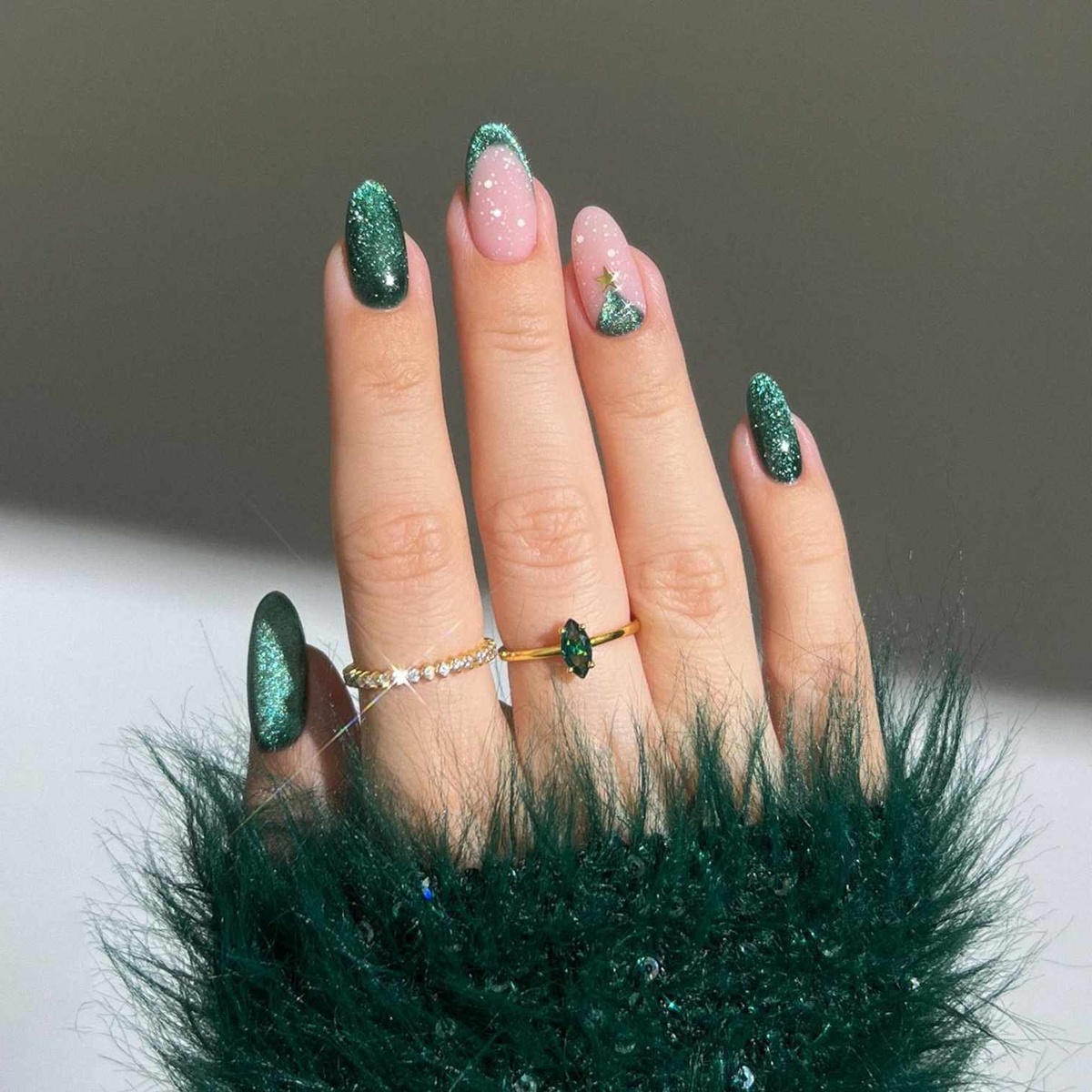 perfekte Christmas Nails in Grün mit glitzerndem Effekt 