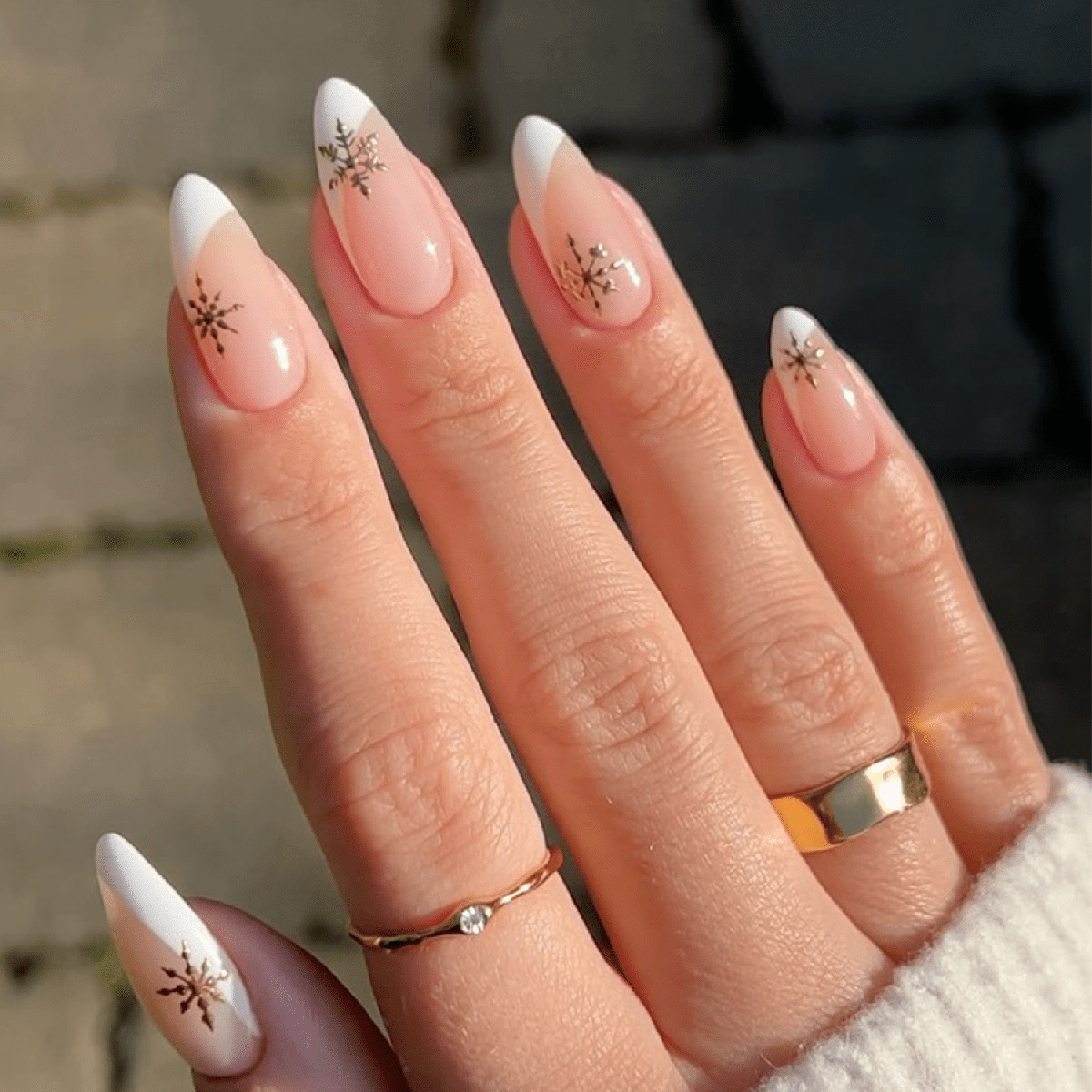 elegant gestaltete französische Maniküre zu Weihnachten 