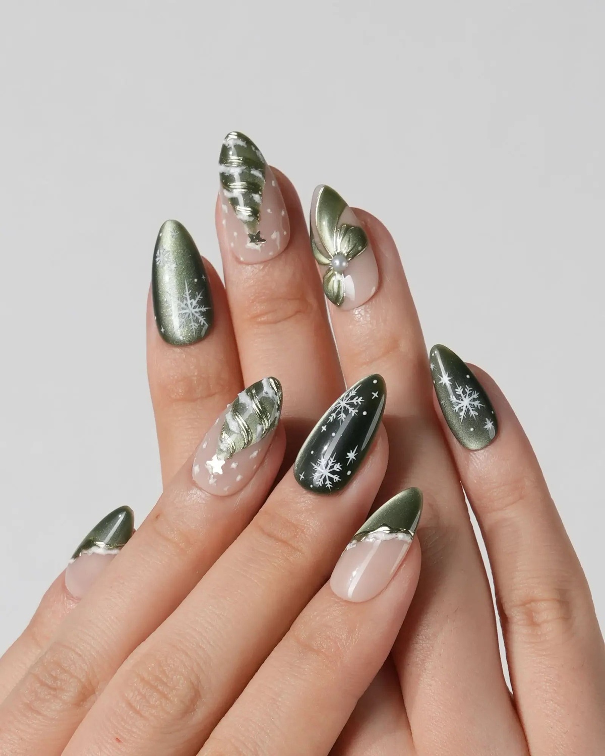 trendiges Grün mit Perlenweiß auf der Maniküre kombiniert