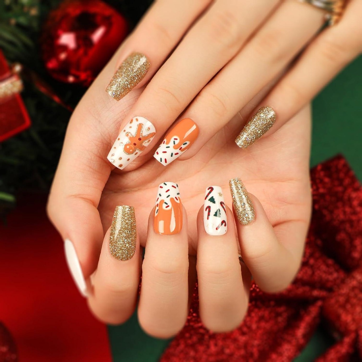 Glitzereffekt und Nägel in Hellbraun 