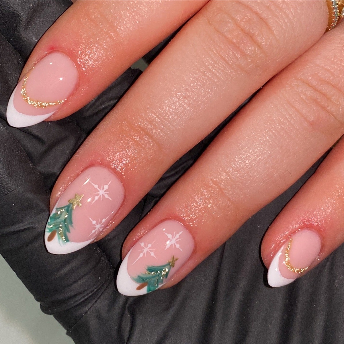 kleine Tannenbäume auf der französischen Maniküre