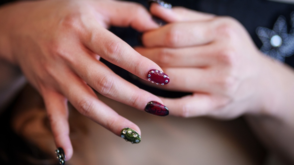 schöne Christmas Nails mit Strasssteinen 