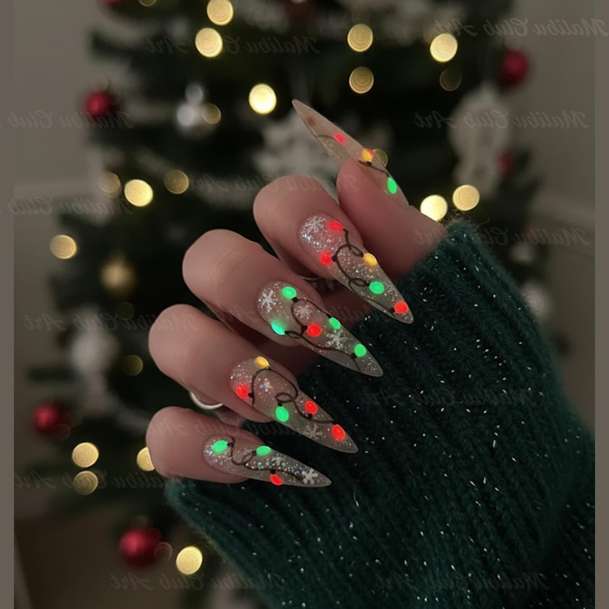 lange Nägel mit Ornamenten zu Weihnachten tragen 