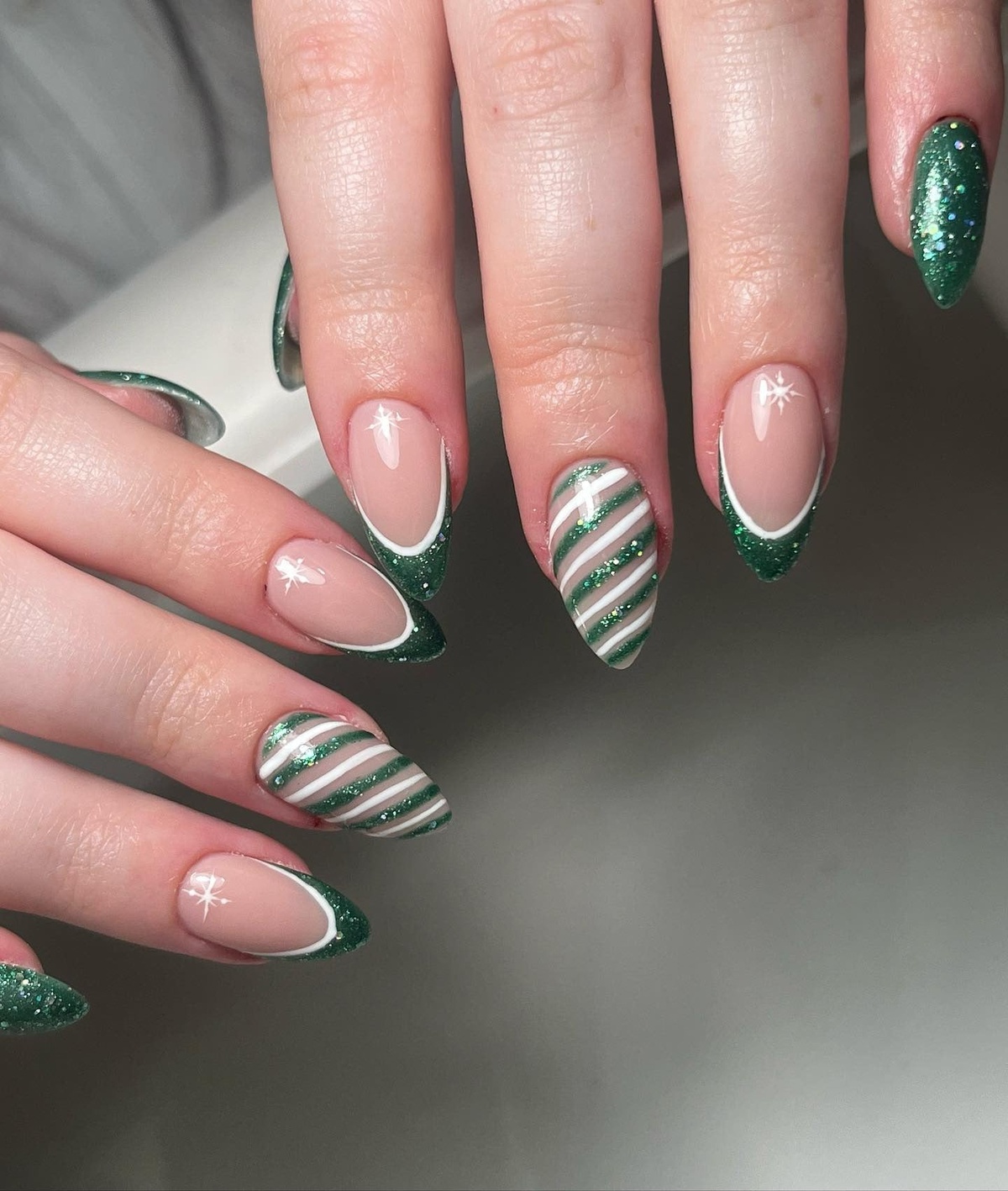 schick gemeisterte französische Maniküre für das Fest 